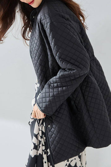 Chaqueta acolchada ligera con botones negros